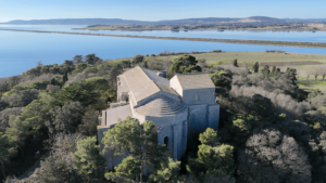 La Cathédrale Saint-Pierre de Maguelone, forteresse romane située sur une presqu'île près de Montpellier