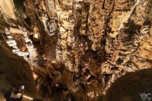 Grotte_des_Demoiselles_Emidio_Castri Salle immense à la Grotte des Demoiselles prés de Ganges dans l'Hérault, accessible sans voiture depuis Montpellier