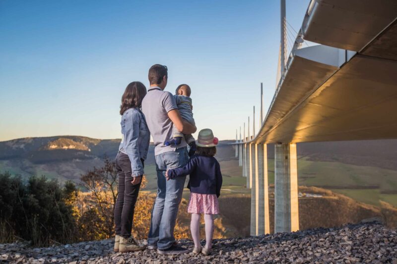 Une famille qui profite de la vue sur le Viaduc de Millau - Viaduc de Millau - Aveyron