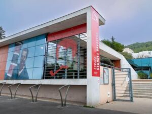 La façade exterieure de l'espace Georges Brassens à Sète avec le visage de l'artiste