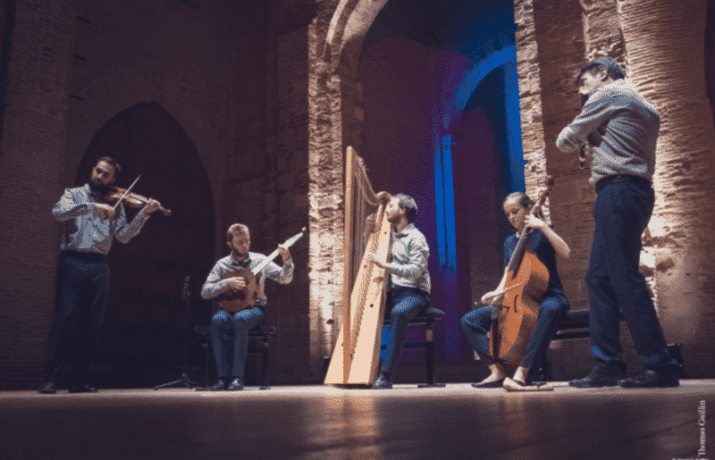 The Curious Bards 5 musiciens jouant de la musique