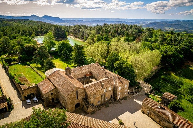 crédits-droits réservés-prieure Saint Michel de Grandmont – Soumont prieuré de grandmont vu du ciel