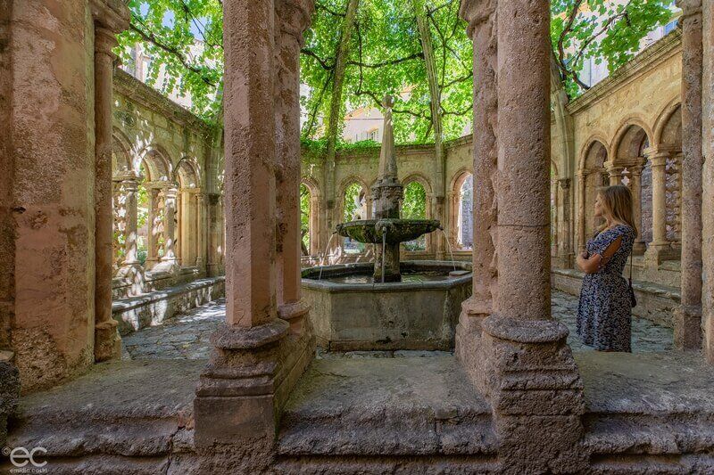 La superbe Fontaine dans le Cloitre de l'Abbaye cistercienne de Valmagne prés de Pézenas