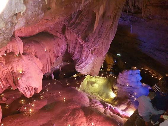 Visite de la grotte de Trabuc à la luer de la Bougie