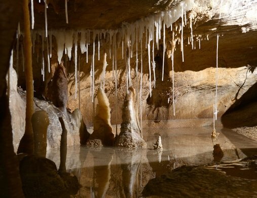 Spéléologie entre copines dans les gorges de l'Hérault - Tourisme Hérault