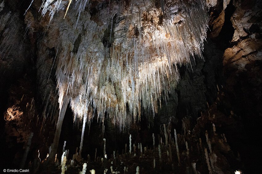 Spéléologie entre copines dans les gorges de l'Hérault - Tourisme Hérault