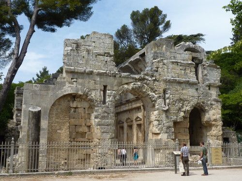 Jardins de la Fontaine - Temple de diane - Nîmes - Gard