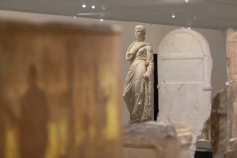 Statue antique de la collection permanente au Musée de la Romanité de Nîmes