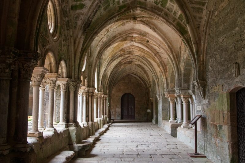 Cloître de l'abbaye de Fontfroide- Aude