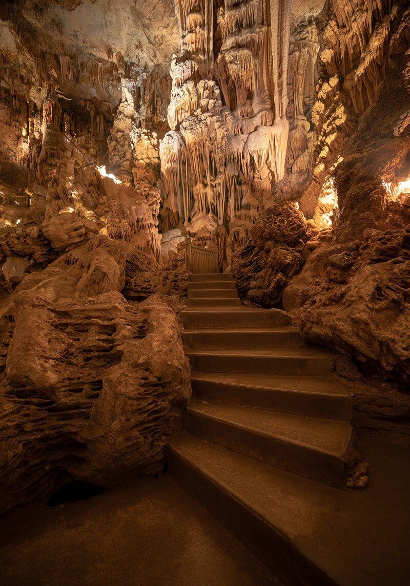 escalier grotte des demoiselles