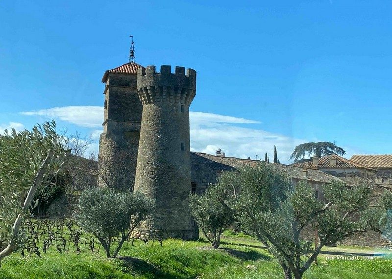 Vue depuis le parking sur le château