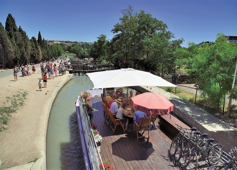 repas sur les bateaux du soleil