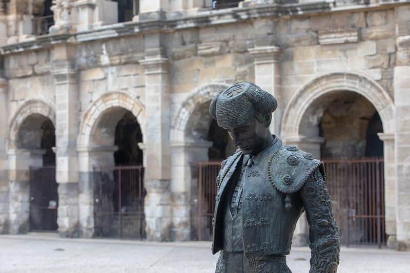 Statue devant les arènes de nimes