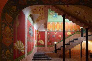 Sublime décors colorés de type Égyptien dans la salle du fond du Château Laurens à Agde dans l'Hérault