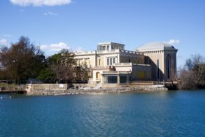 Vue sur la façade extérieure du Château Laurens, depuis l'autre côté du fleuve Hérault sur l'Hérault - Château Laurens- Agde ©JeromeBosc