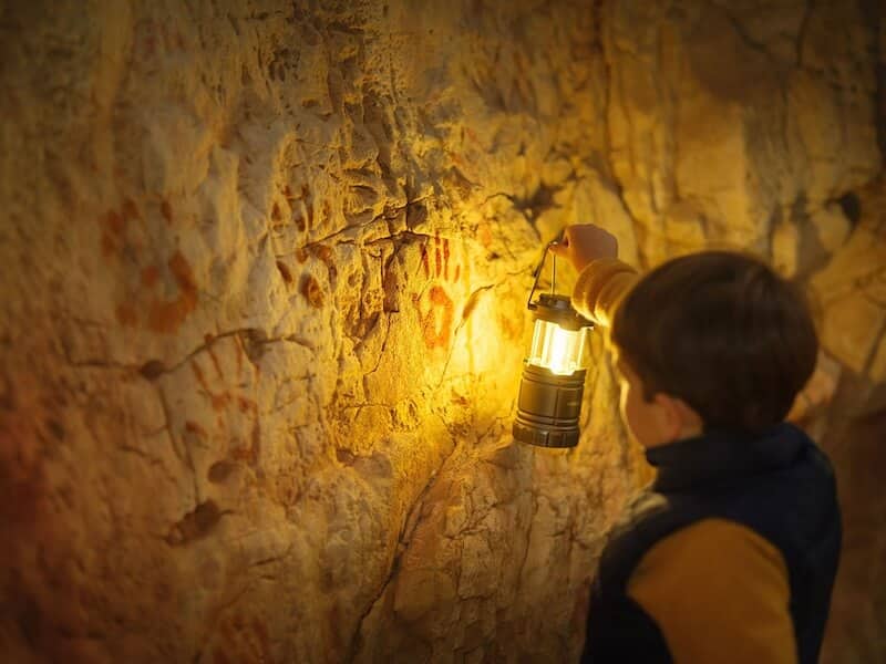 Visite à la Lanterne en famille à la Grotte des Demoiselles