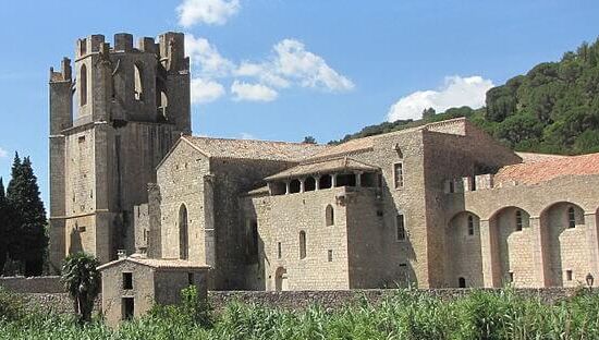 Abbaye de Lagrasse, vue depuis les jardins alentours