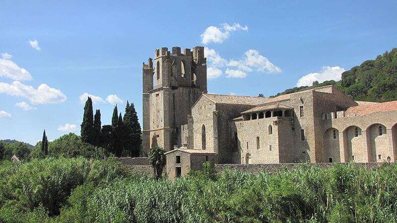 Abbaye de Lagrasse, vue depuis les jardins alentours