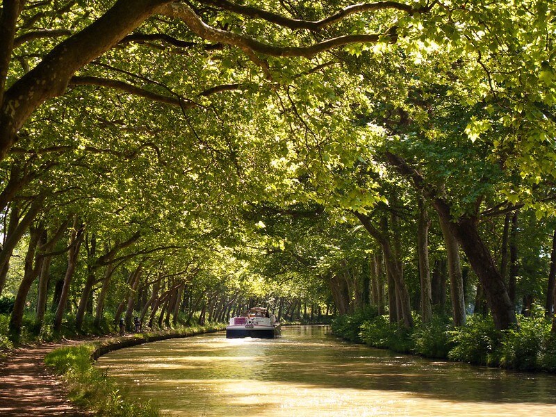 Canal du midi, avec un bateau et des arbres