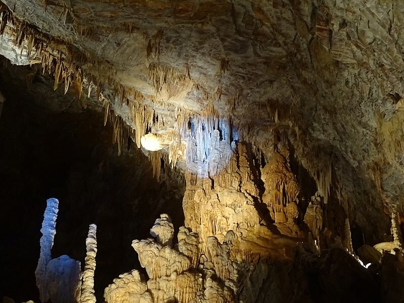 Gouffre géant de Cabrespine, vu de l'intérieur, avec ses stalactites et et ses stalagmites
