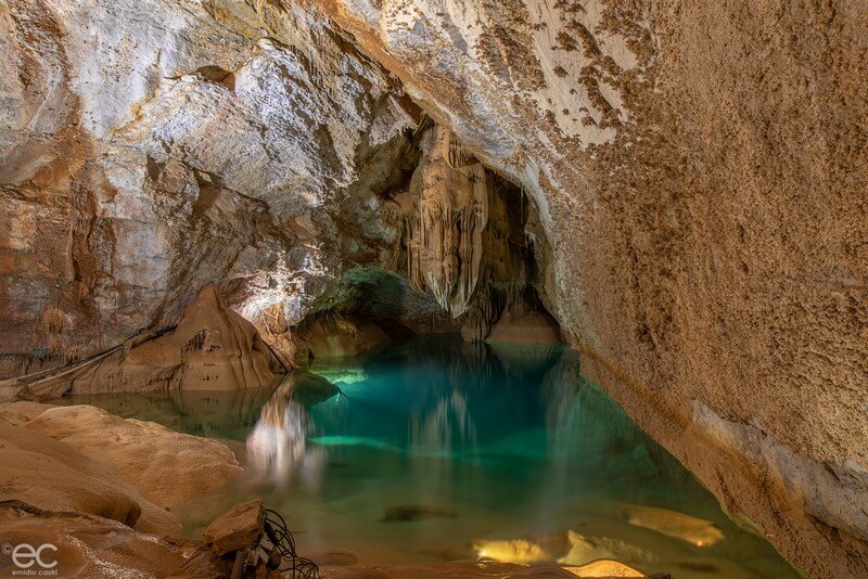 Grotte de Trabuc L'incroyable Lac de Minuit à la Grotte de Trabuc pour une visite au frais sous terre