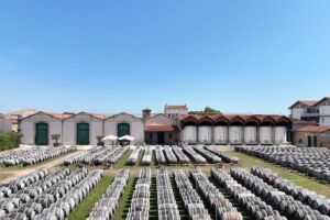 Alignement des fûts de chêne en extérieur dans l'Enclos de la Maison Noilly Prat à Marseillan