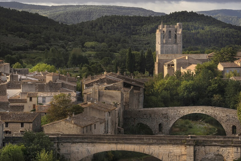 superbe vue sur le village classé de Lagrasse et son abbaye