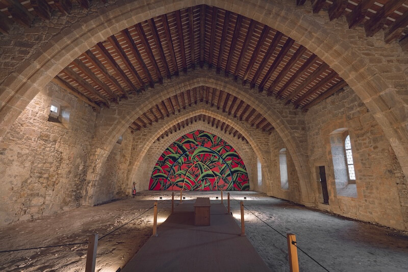 Nouvelle oeuvre contemporaine de Julien Colombier dans le dortoir des moines à l'Abbaye médiévale de Lagrasse