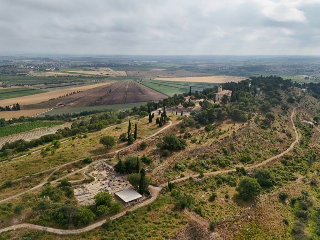 Vue du ciel sur les vestiges archéologiques de l'oppidum gaulois d'Ensérune en Hérault