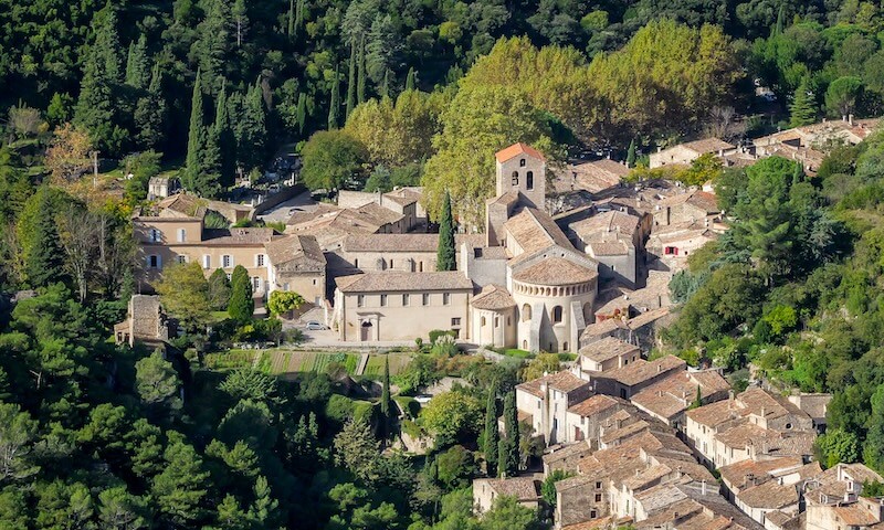 St-Guilhem-le-Desert_-_E_Brendle_4 BD(1) Village de Saint Guilhem le Désert, plus beau village de France de l'Hérault ou l'on peut découvrir de belles échoppes d'artisants d'art