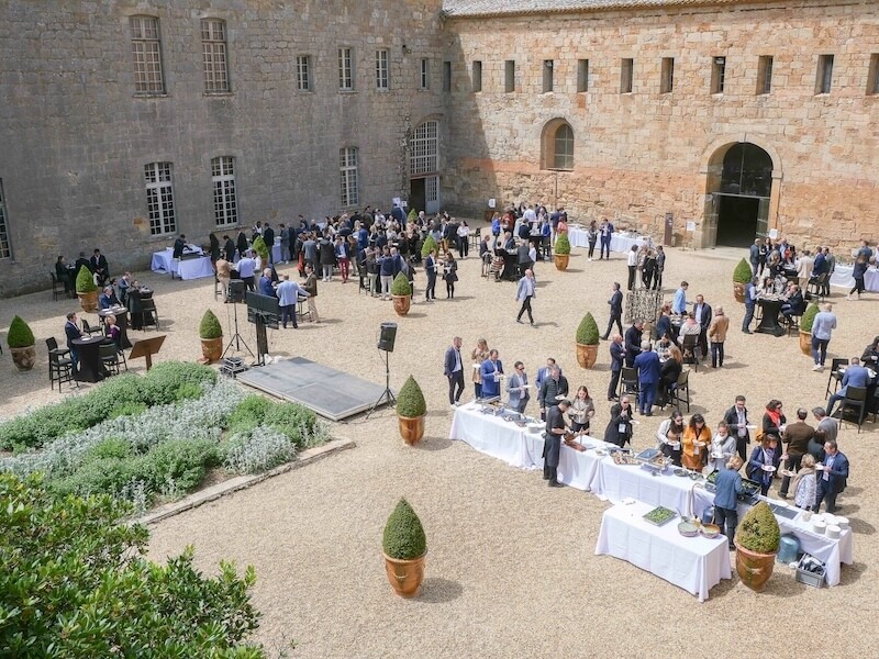 Séminaire d'entreprise dans la cours de l' Abbaye de Fontfroide, dans l'Aude
