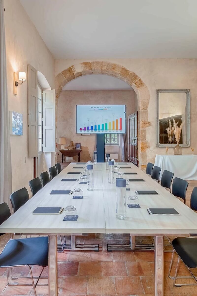 Salle de séminaire à l'Abbaye de Fontfroide, dans l'Aude