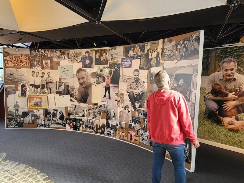 Un visiteur de l'Espace Brassens à Sète devant les photos de l'artiste