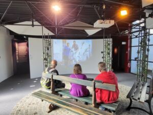 Des visiteurs assis sur le banc à l'Espace Brassens Sète