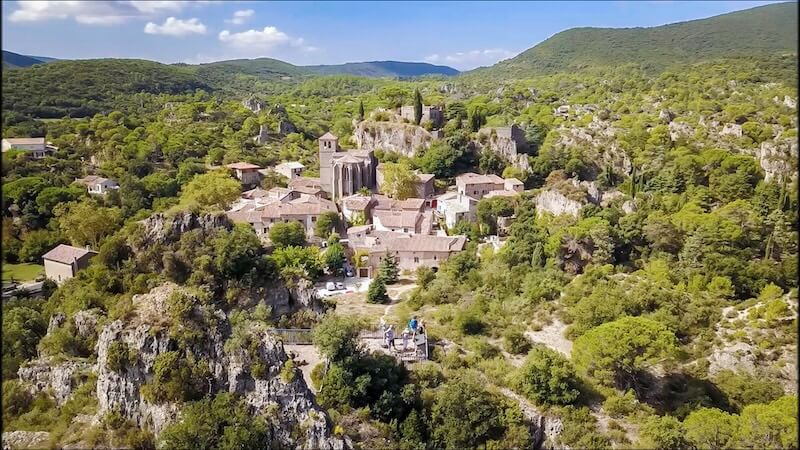 Village de Mourèze dans l'Hérault vue depuis le Belvédère