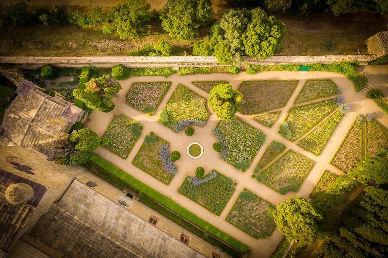 Vue des jardins de l'Abbaye de Fontfroide