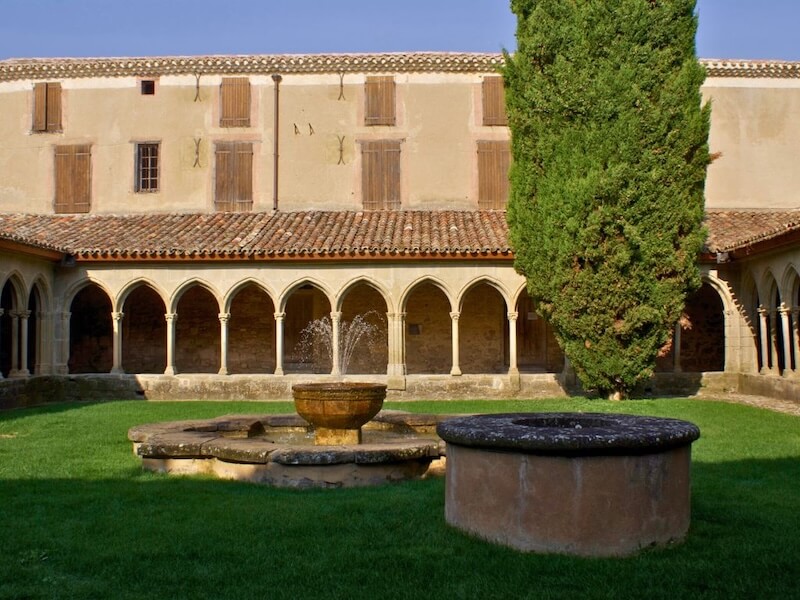 Cloître de l'abbaye de Saint Hilaire Aude