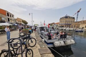 Vélos stationner sur des racks à vélo avant de monter sur le bateau l'étoile de Thau à Marseillan, labéllisé Accueil vélo