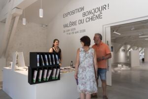 L'accueil au Domaine de Roueïre à Quarante dans l'Hérault avant la visite de l'exposition d'art contemporain