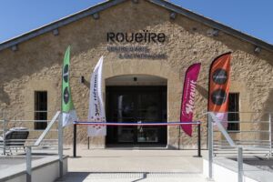Entrée du Domaine de Roueïre, Centre d'art et de patrimoine à Quarante prés de Béziers, le long du Canal du midi
