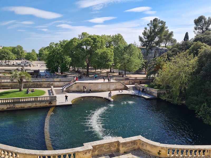 GardTourisme_05288_Nimes,_les_jardins_de_la_fontaine_Copyright _Gard_Tourisme___AP_FV_HD (1) Vue sur les bassins et l'architecture classique des jardins de la Fontaine à Nîmes, dans le Gard