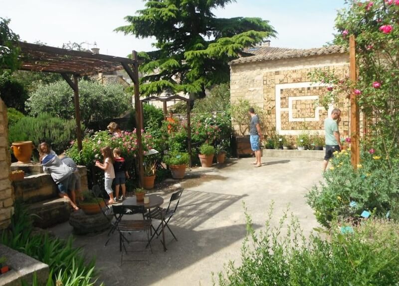 Jardins d’Uzès ) Cour entrée bis (1) Le jardin médiéval d'Uzès dans le Gard