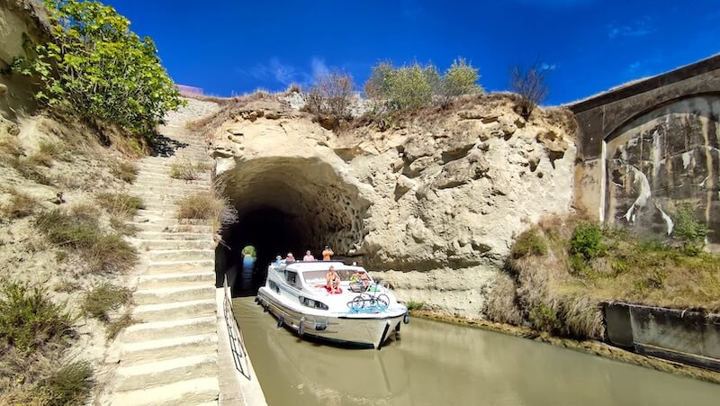 Tunnel_du_Malpas_-_E_Brendle_2 Passage en péniche sous le tunnel du Malpas prés de l'oppidum d'Ensérune