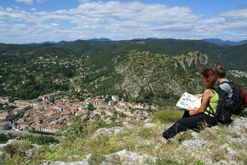 Anduze,_randonnee_pedestre_Copyright _Gard_Tourisme_HD Randonnée pédestre avec vue sur le charmant village d'Anduze dans le Gard