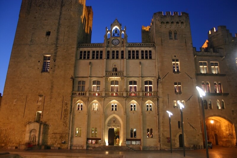 Palais_des_Archevêques,_Narbonne,_dusk (1) Palais des archevêques dans l'Aude