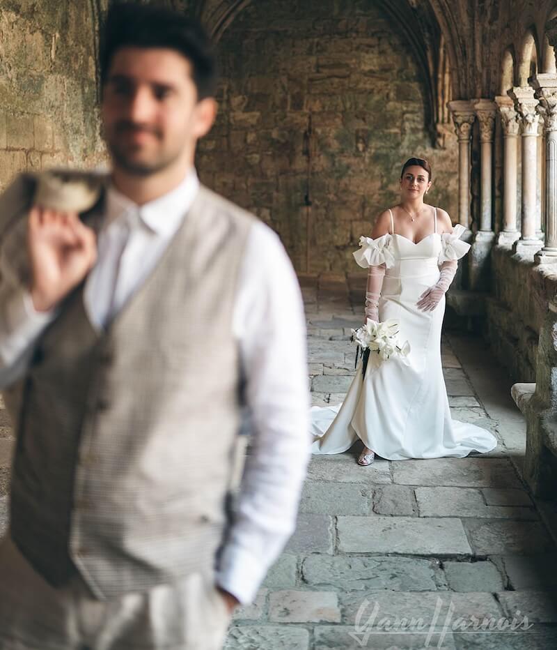 MARIAGE-OCCITANIE-NARBONNE-FONTFROIDE-02 Les mariés heureux dans le cloître de l'Abbaye de Fontfroide dans l'Aude