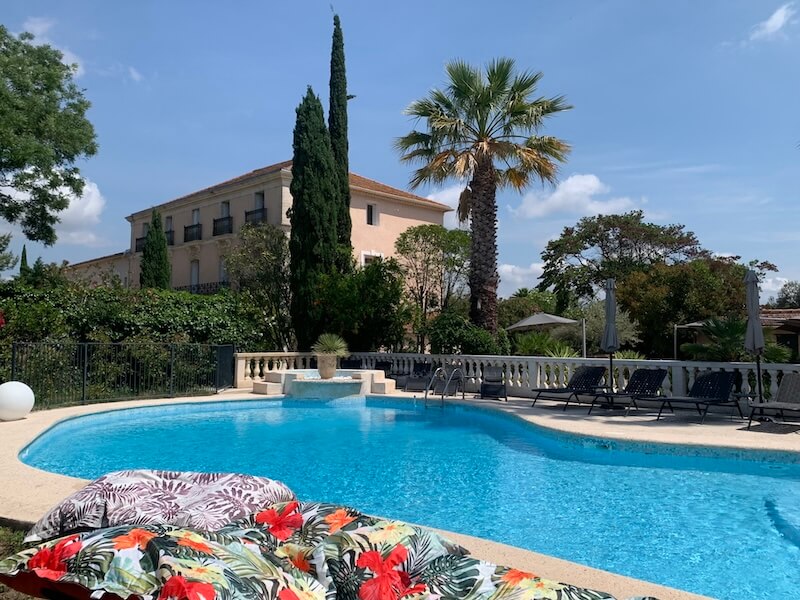 Mariage Hotel Saint Alban Vue sur la Piscine pour se rafraichir lors d'un mariage à l'hôtel Saint Alban à Nézignan Lévêque dans l'Hérault