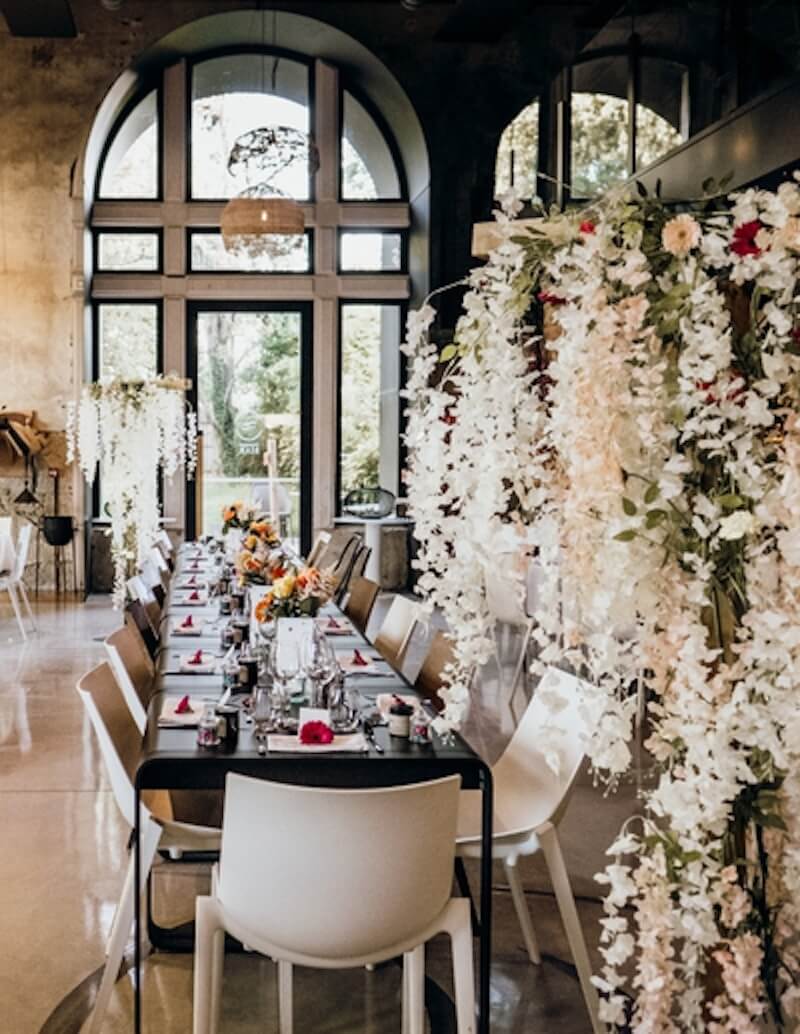 Table repas de mariage au domaine de Biar Repas de mariage sur une table joliement décoré au restaurant du Domaine de Biar dans l'Hérault