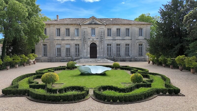 L'entrée principale du Château de la Piscine à Montpellier avec l'oeuvre de la plasticienne Eve Laroche Joubert
