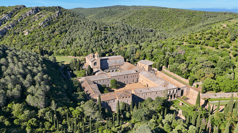 Abbaye de Fontfroide – ©Arnaud Commune-BD Vue aérienne de l'Abbaye de Fontfroide dans les Corbières, Aude